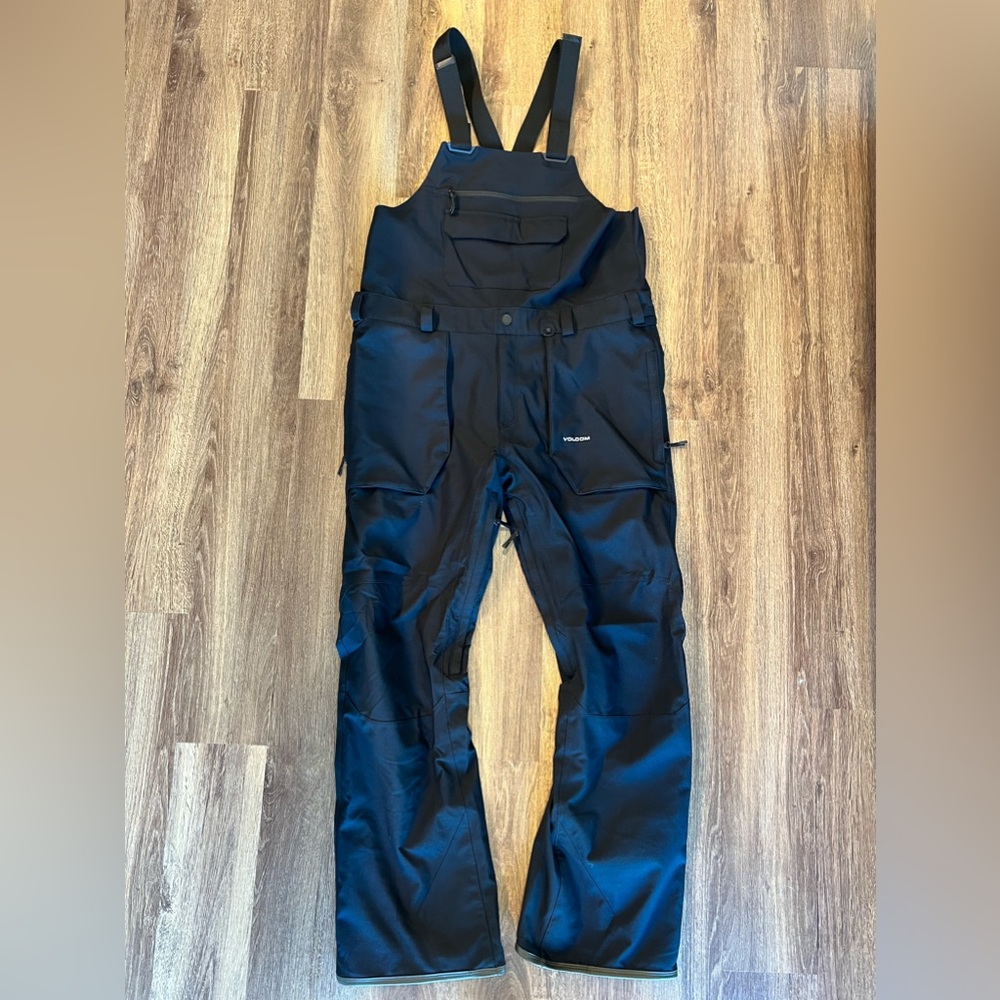 Snow bib. Purchased wrong size. Worn once. Comfortable for ski or snowboarding.